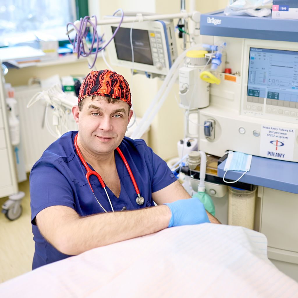 Maciej Walczak - lekarz anestezjolog przygotowany do operacji, w sali operacyjnej